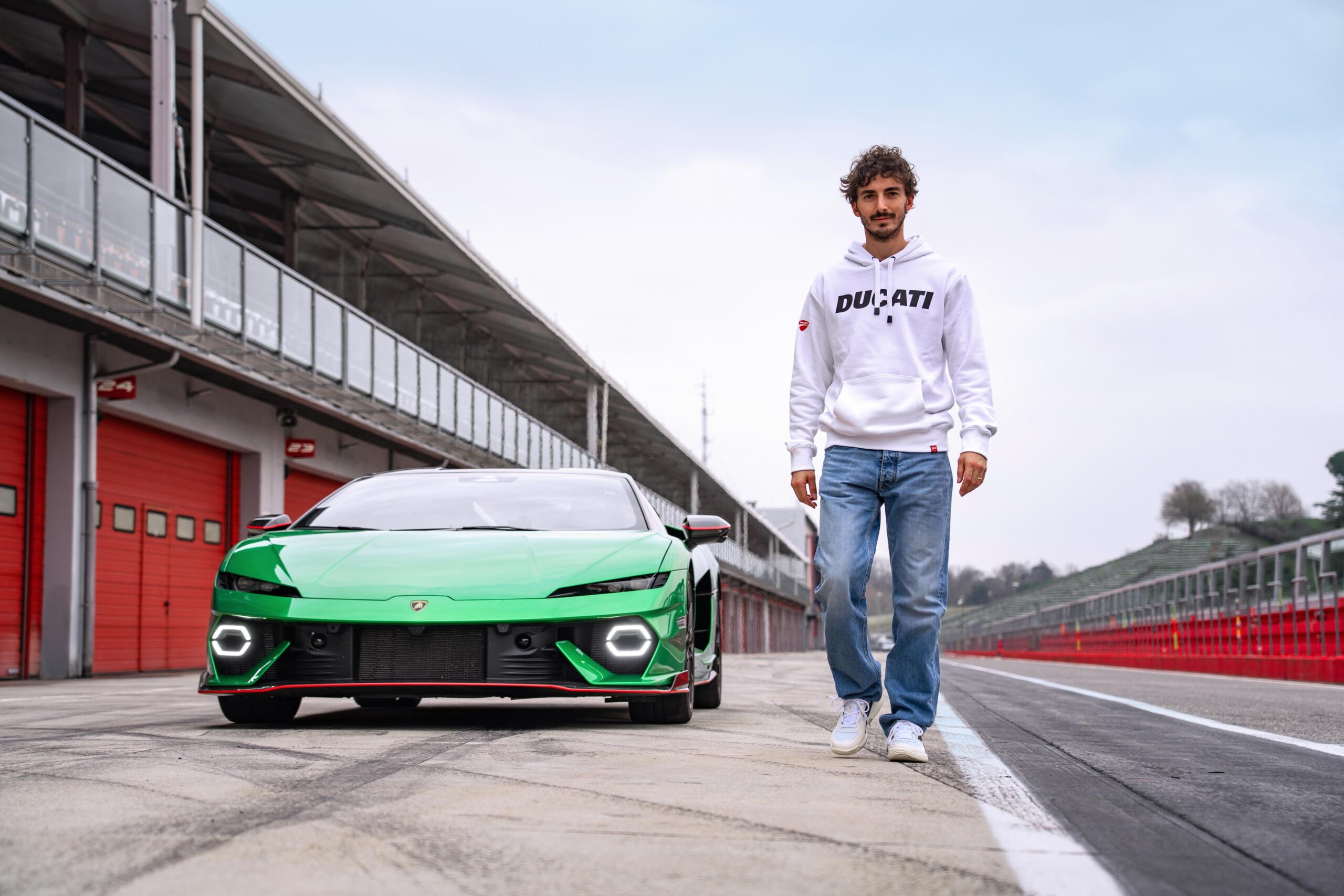 Pecco Bagnaia en Essais avec © Lamborghini